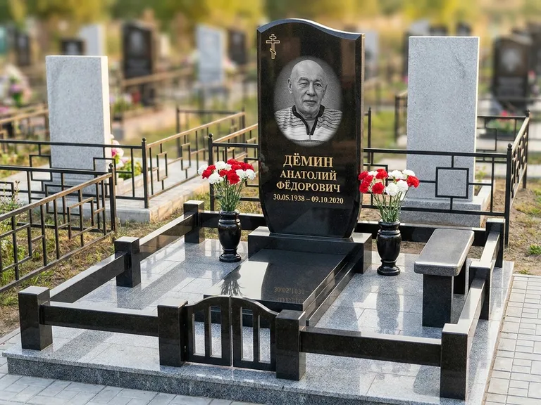 Портрет на памятнике в Калининграде — Реставрация → гравировка на премиум-комплексе