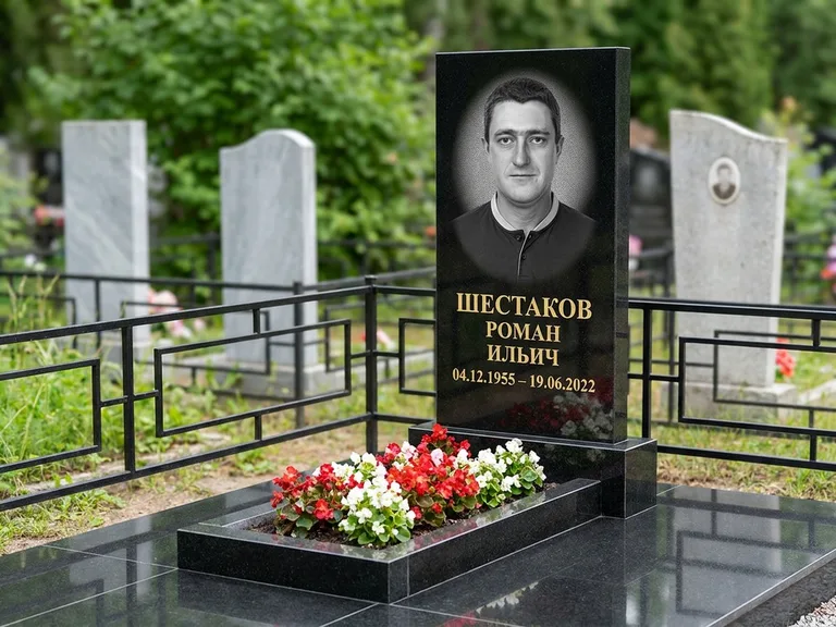 Портрет на памятнике в Калининграде — Ч/б портрет → гравировка на стеле