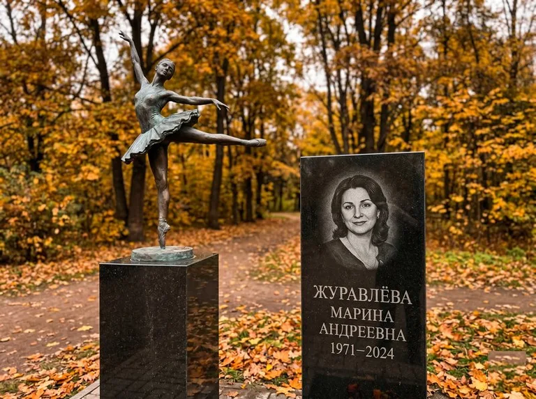 Бронзовая балерина на постаменте рядом со стелой осенью в Калининграде