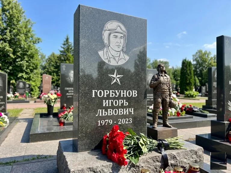 Гранитная фигура лётчика на памятнике военному со звездой в Калининграде
