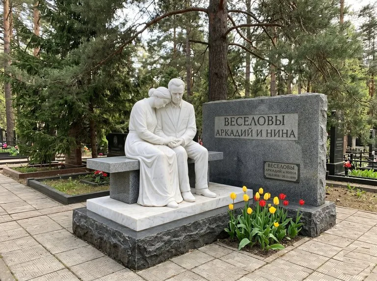 Мраморная скорбящая пара на эксклюзивном мемориале в Калининграде