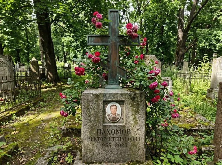 Бронзовый крест с розами на гранитной плите в Калининграде
