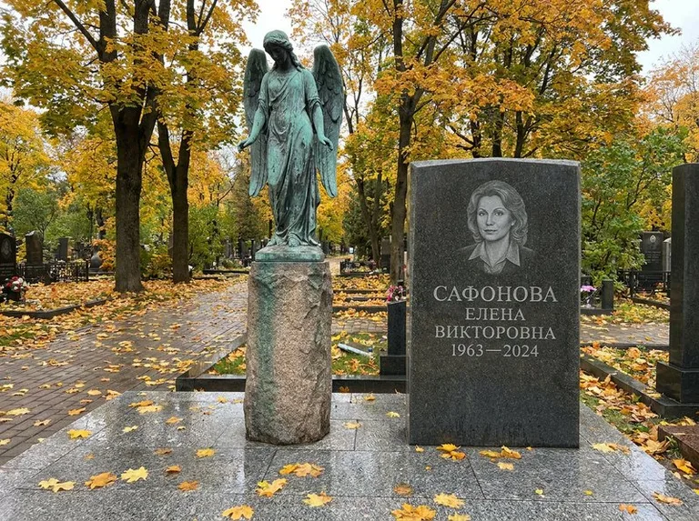 Бронзовый ангел на колонне рядом с памятником в Калининграде