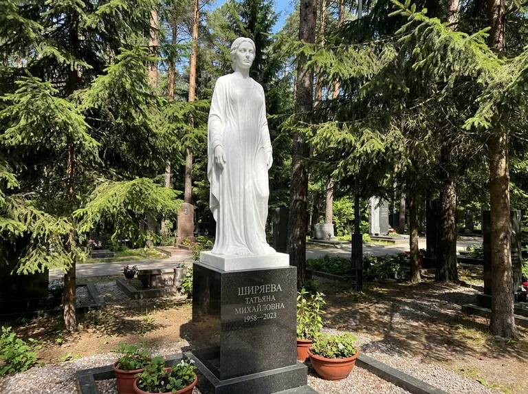Ростовая женская фигура с портретным сходством на мемориале в Калининграде