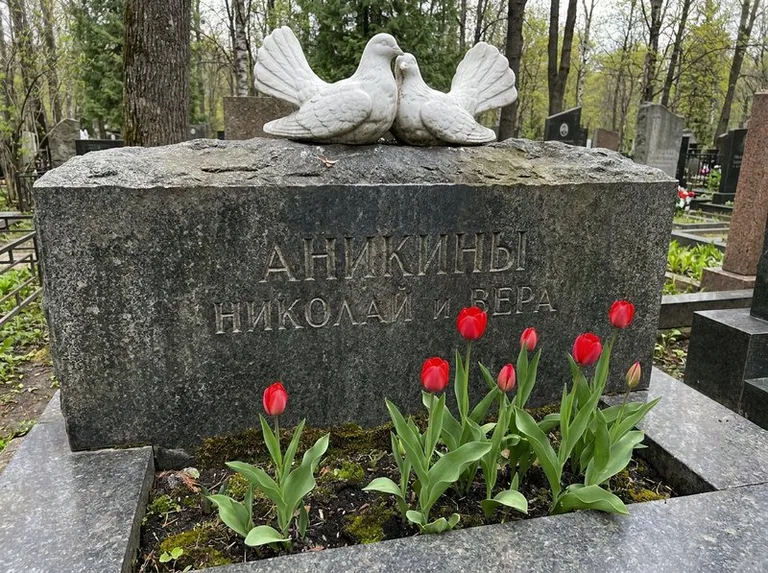 Пара голубей из литьевого мрамора на гранитной плите в Калининграде
