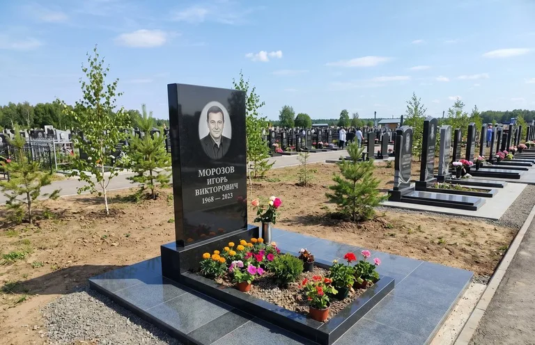 Уборка могилы со скамьёй до и после в Калининграде