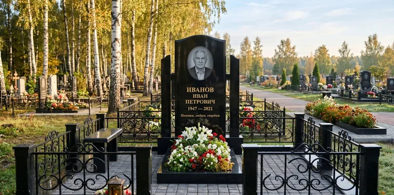 Мемориальный комплекс с цветником и оградой в Калининграде