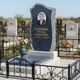 Гранитный памятник скала с портретом