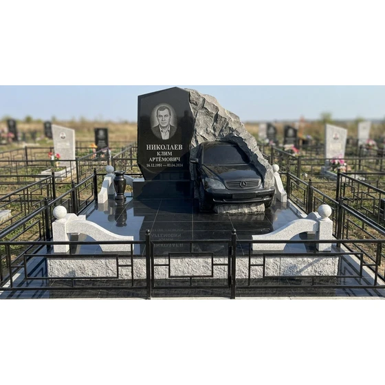 Комбинированный памятник с резьбой в виде автомобиля