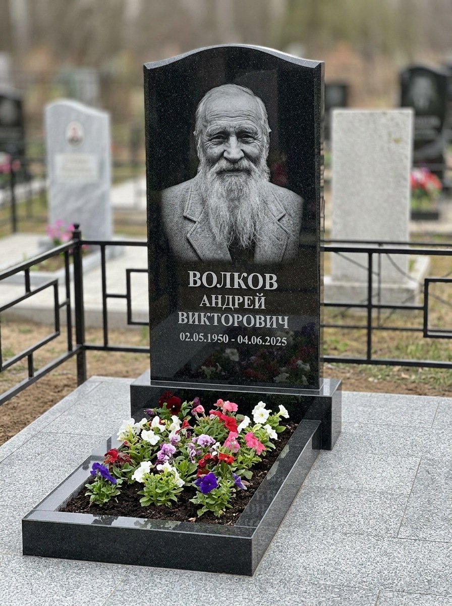 Портрет на памятнике в Калининграде — Старый снимок восстановили, портрет по грудь — гравировка