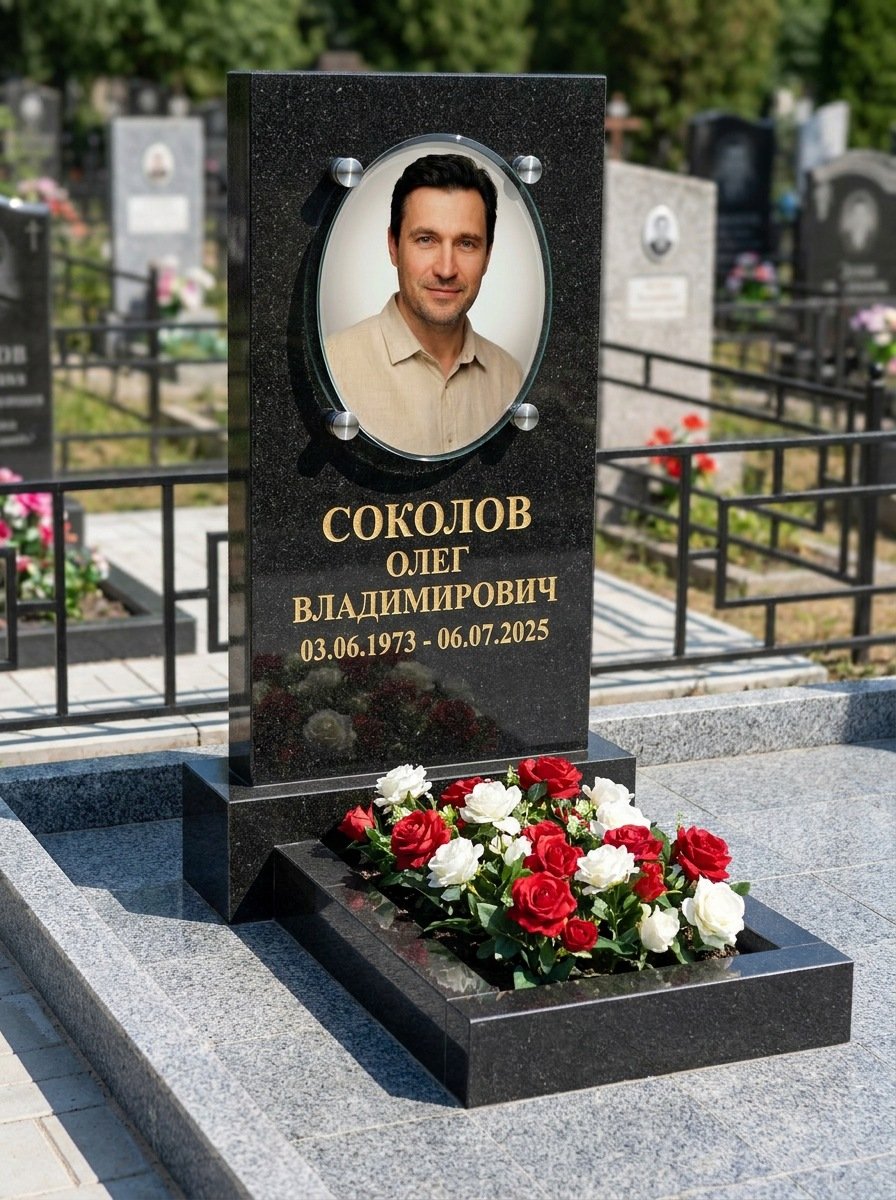 Портрет на памятнике в Калининграде — Овал на стекле — на держателях над камнем
